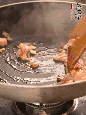 熱油爆香大蒜粒，煸香咸肉丁，淋一勺黃酒調(diào)味。