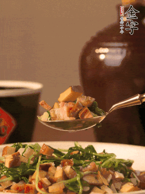 出鍋前嘗味，味淡加點(diǎn)鹽。