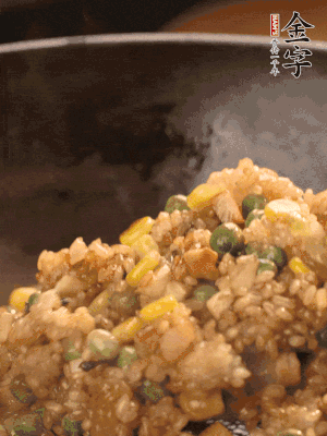 再下糯米，1勺蠔油、2勺生抽調(diào)味翻炒均勻。