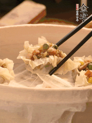 包好的燒賣放在蒸籠上，水開后蒸8分鐘左右。