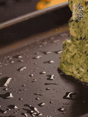 熱鍋擦一下油，下面糊攤平。