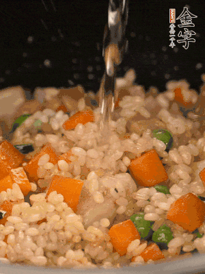 把食材轉(zhuǎn)移到電飯鍋中，倒入點清水，正常煮飯。