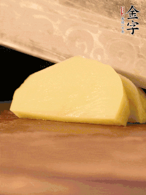 土豆去皮切丁。水開后，放入鍋中煮2-3分鐘，撈出瀝干水分。