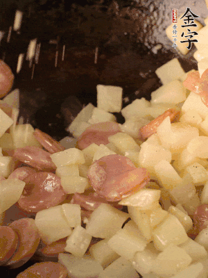 再放烤腸片煎熟。撒點鹽、孜然粉、辣椒面。
