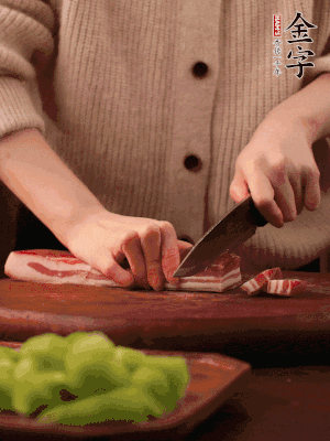 金字淡咸肉切片，冷水入鍋，加姜片、料酒略焯水。同步，五花肉切塊焯水。