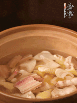 春筍、咸肉、咸肉一起入砂鍋，加姜片、料酒、清水大火煮沸到湯色變白。轉(zhuǎn)小火慢篤半小時(shí)。