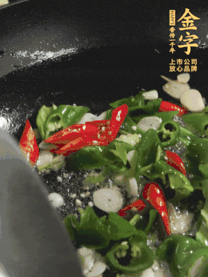 起鍋燒油，加辣椒、蒜片大火翻炒出香味。