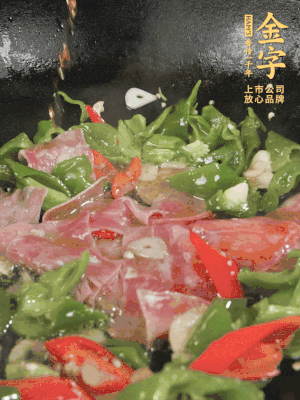 再下蒸炒火腿煸炒，加少許白糖提鮮。
