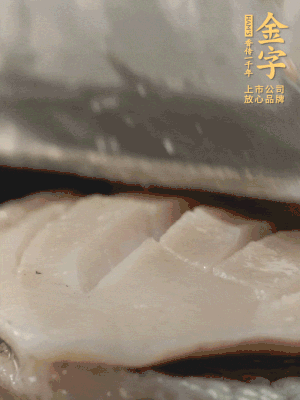 鮑魚用勺子撬出來，去掉內(nèi)臟和牙齒，加面粉、白醋、鹽、啤酒抓一下，清水洗凈，切花刀。