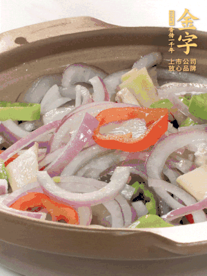 砂鍋底鋪上香菜，放上料頭，再放上焯過水的鮑魚殼。