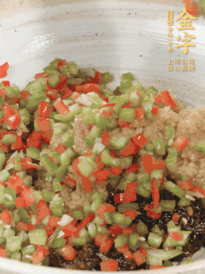 XO醬、蒜蓉醬、青紅椒粒攪拌成醬料。