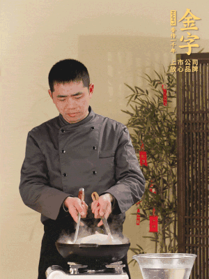 整只土雞冷水下鍋，加蔥姜、料酒焯水，撈出后用溫水清洗干凈。