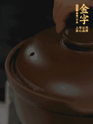 雞、火腿、姜片一起放入砂鍋中，大火轉小火燉2小時。