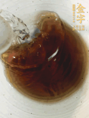 黃酒中加清水、蒸魚豉油、白砂糖混合均勻。