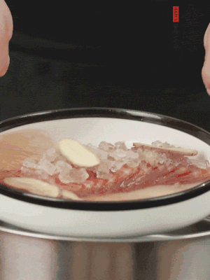 置于盤中，加冰糖100g、黃酒100g、水200g，上鍋蒸20分鐘。