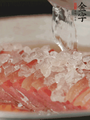 依舊放上冰糖100g、黃酒100g、水200g，鍋中再蒸15分鐘。