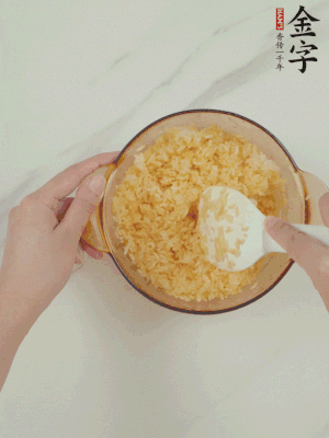 隔夜剩米飯加蛋黃攪拌均勻。