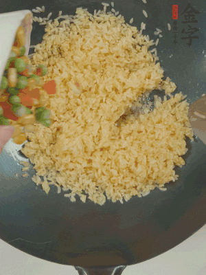 下豌豆粒、胡蘿卜粒、玉米粒。（買現(xiàn)成冷凍的雜菜即可，非常方便）