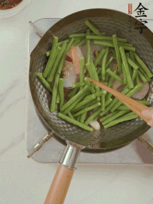 下掰好的缸豆段翻炒，略燜煮。