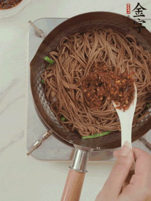 下蕎麥面，淋上少許醬油，加2勺金字火腿大師醬略翻炒即可。