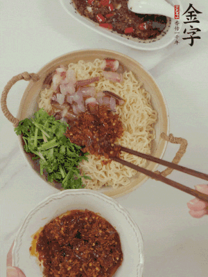 在面上鋪魷魚、香菜、金字火腿大師醬。