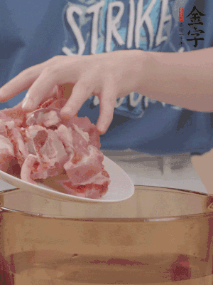 排骨剁小塊，加姜片、料酒沸水下鍋焯水。