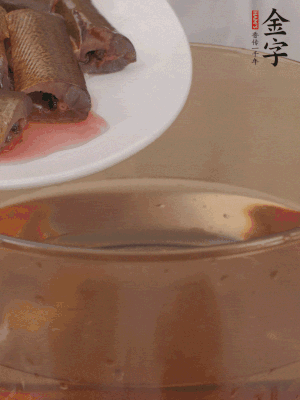 處理干凈的黃鱔段，加姜片、料酒沸水下鍋焯水。撈出用涼水沖洗干凈。