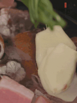 加姜片、蔥結(jié)、料酒。