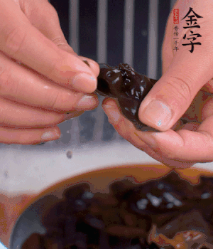 木耳冷水泡發(fā)，處理成小塊。（如果是小木耳就不用切了）