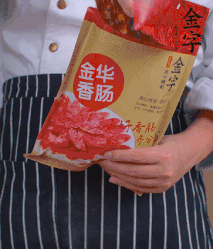 香腸切成斜片，小米辣切成斜片。
