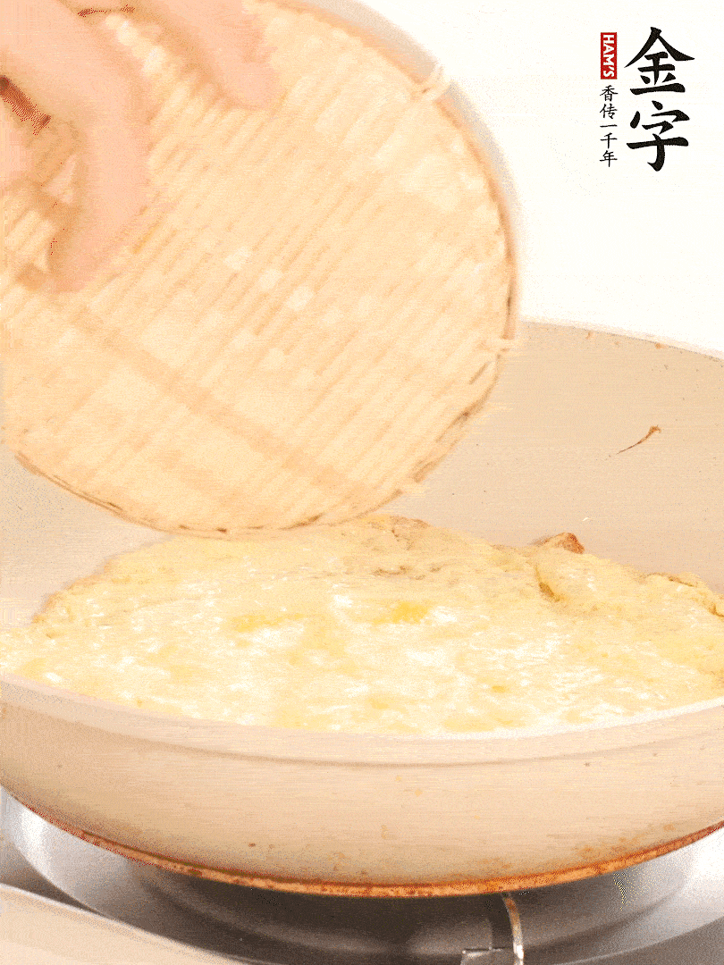 鍋內(nèi)放入少許油，油溫4成熱倒入一個(gè)雞蛋煎熟
