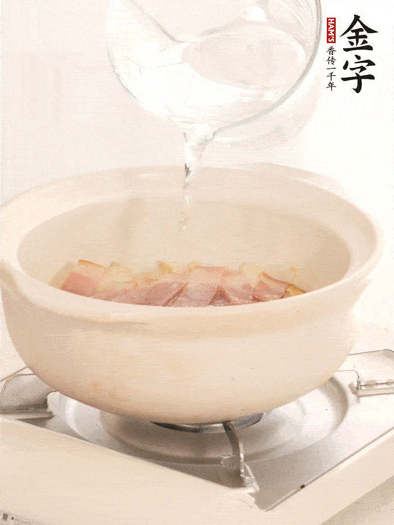 放入火腿片，加開水，再加入豆腐