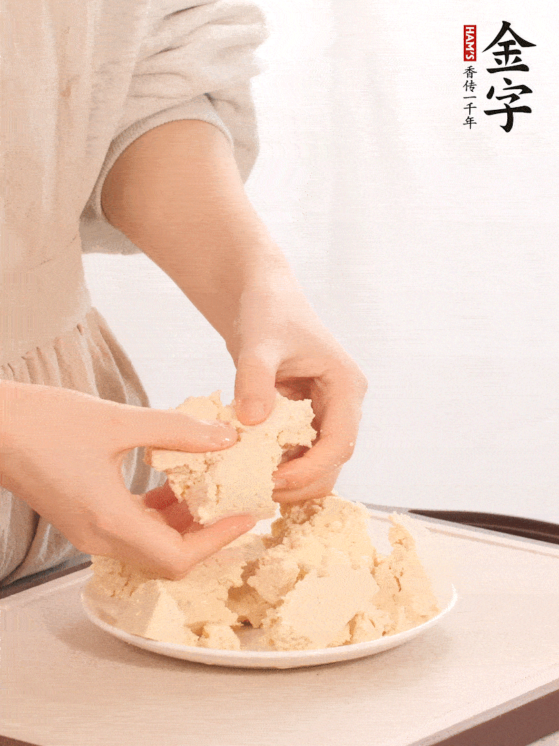 老豆腐用手掰成塊。