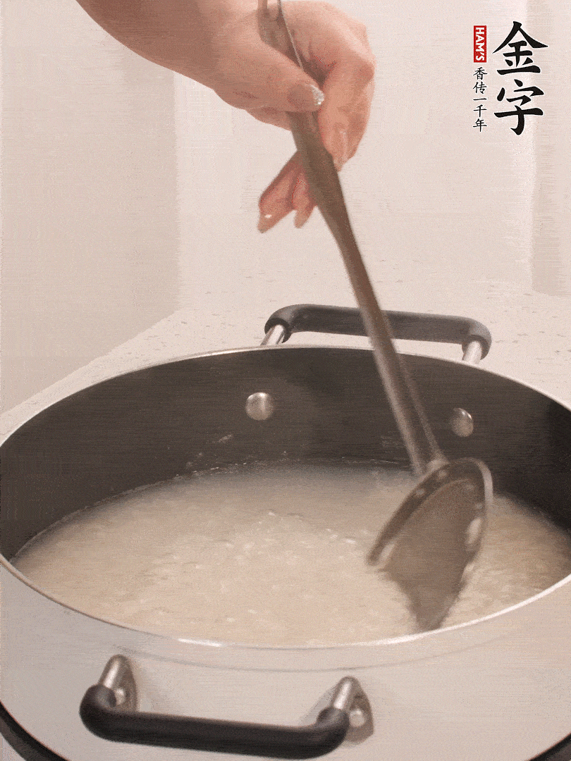 香菇、土豆、胡蘿卜、金字土香腸切小塊。