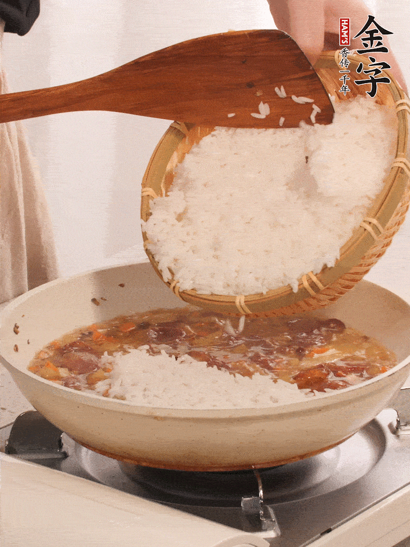 熱鍋燒油，香腸煸出油，加姜片去腥，加土豆、胡蘿卜、香菇翻炒到半熟，隨后加豆角、2小勺鹽、1大勺生抽，煸炒均勻。