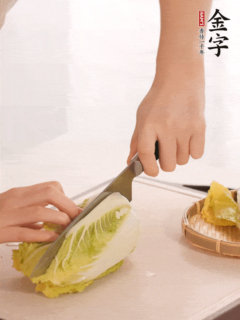 生姜切末，白菜改刀成成塊。