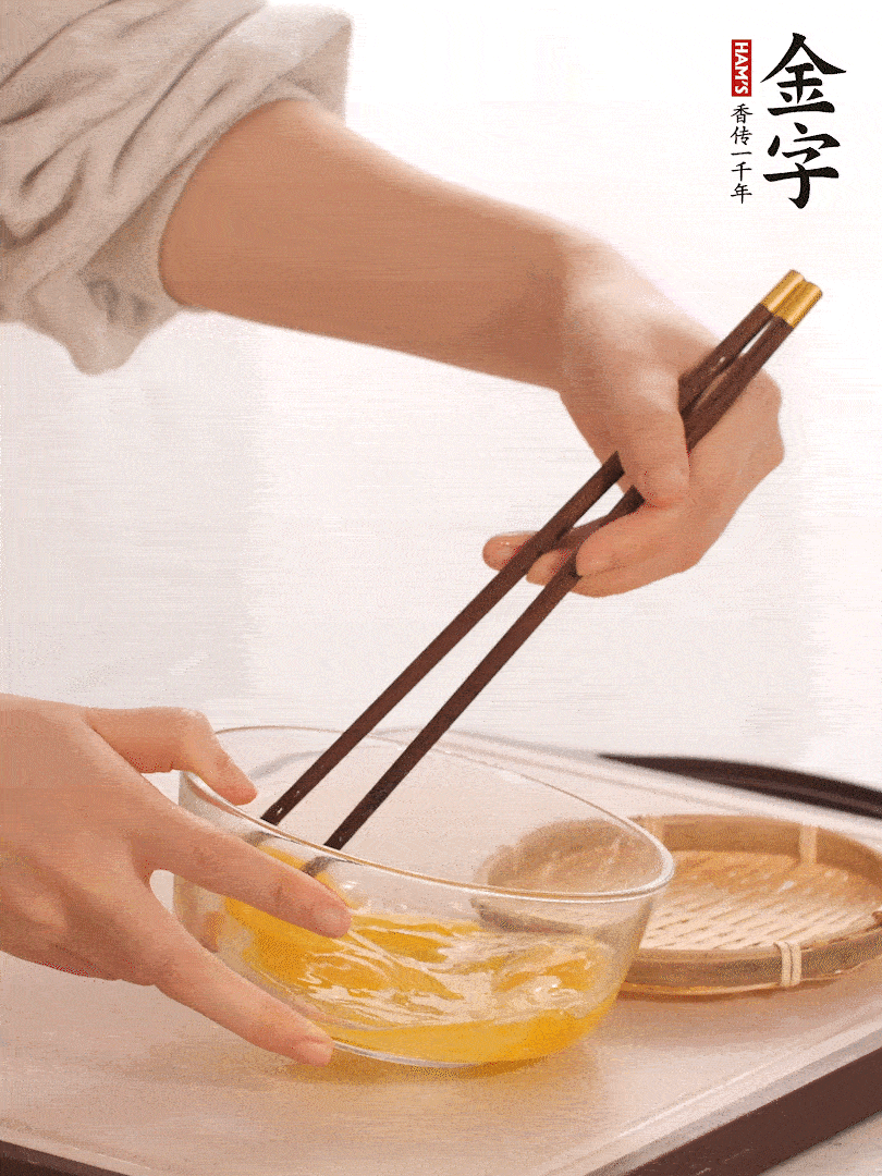 兩顆雞蛋打散。
