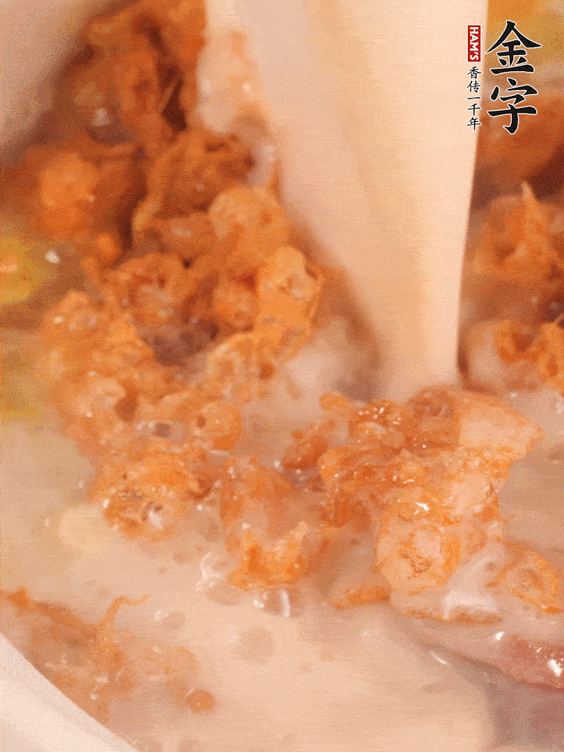 加入蛋酥再煨煮2分鐘，加入豆?jié){。