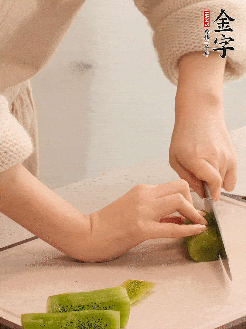 萵筍和白蘿卜用擦絲器擦成細絲。