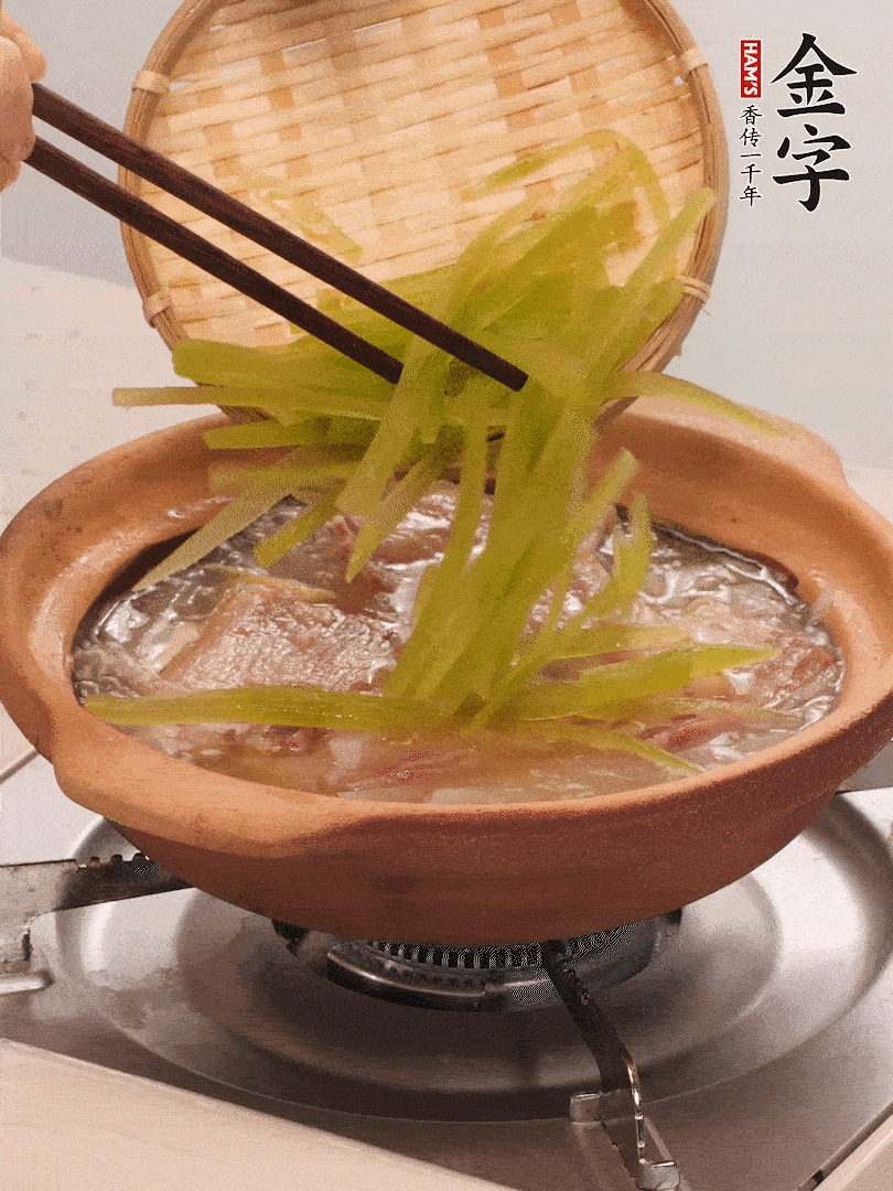倒入熱水煮開后，轉(zhuǎn)小火燉煮10分鐘，呈奶白色湯底。