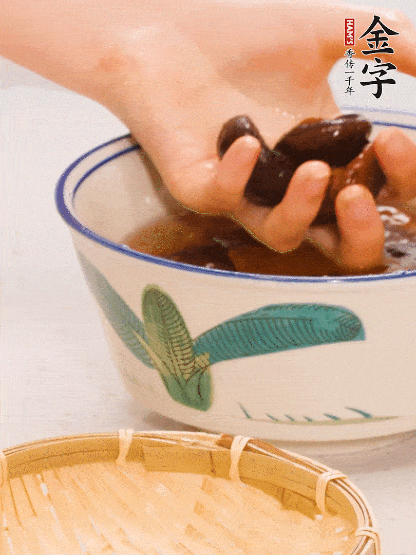 干香菇提前泡發(fā)切片，泡香菇水留著備用。