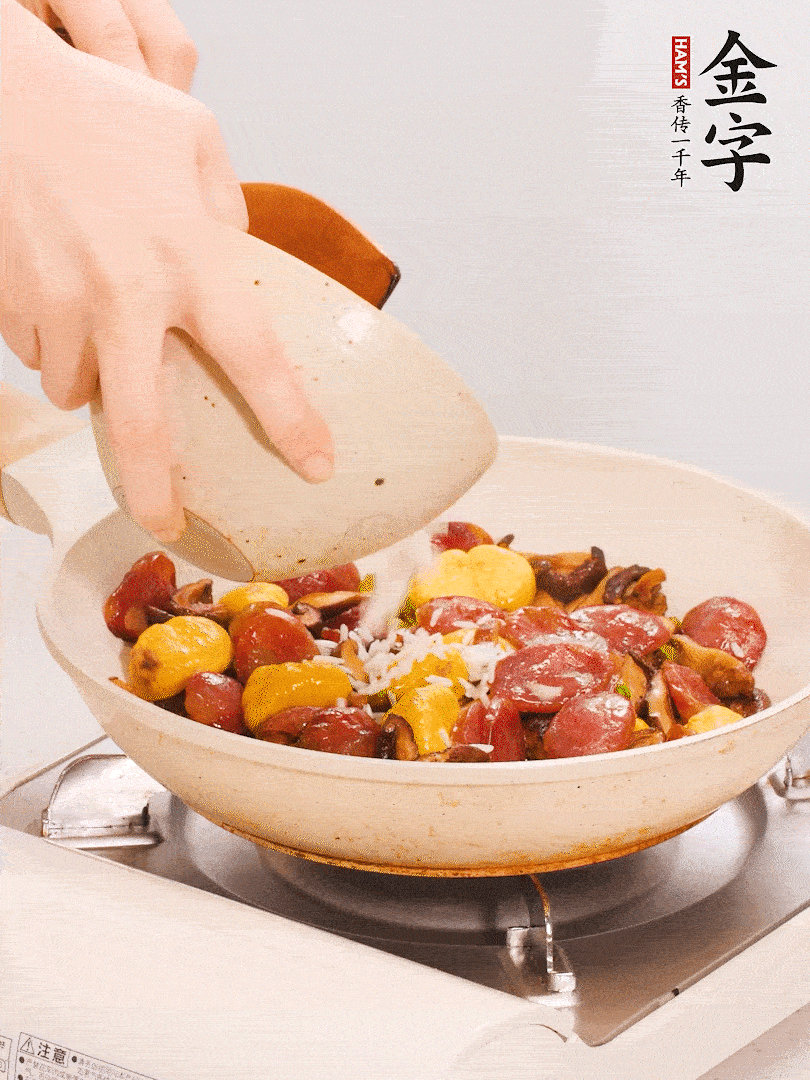 把米淘洗干凈，放入切好的香菇、板栗、毛豆。
