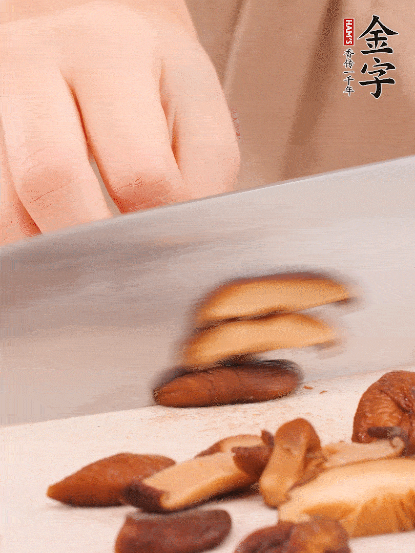 干香菇泡發(fā)，切成小塊。