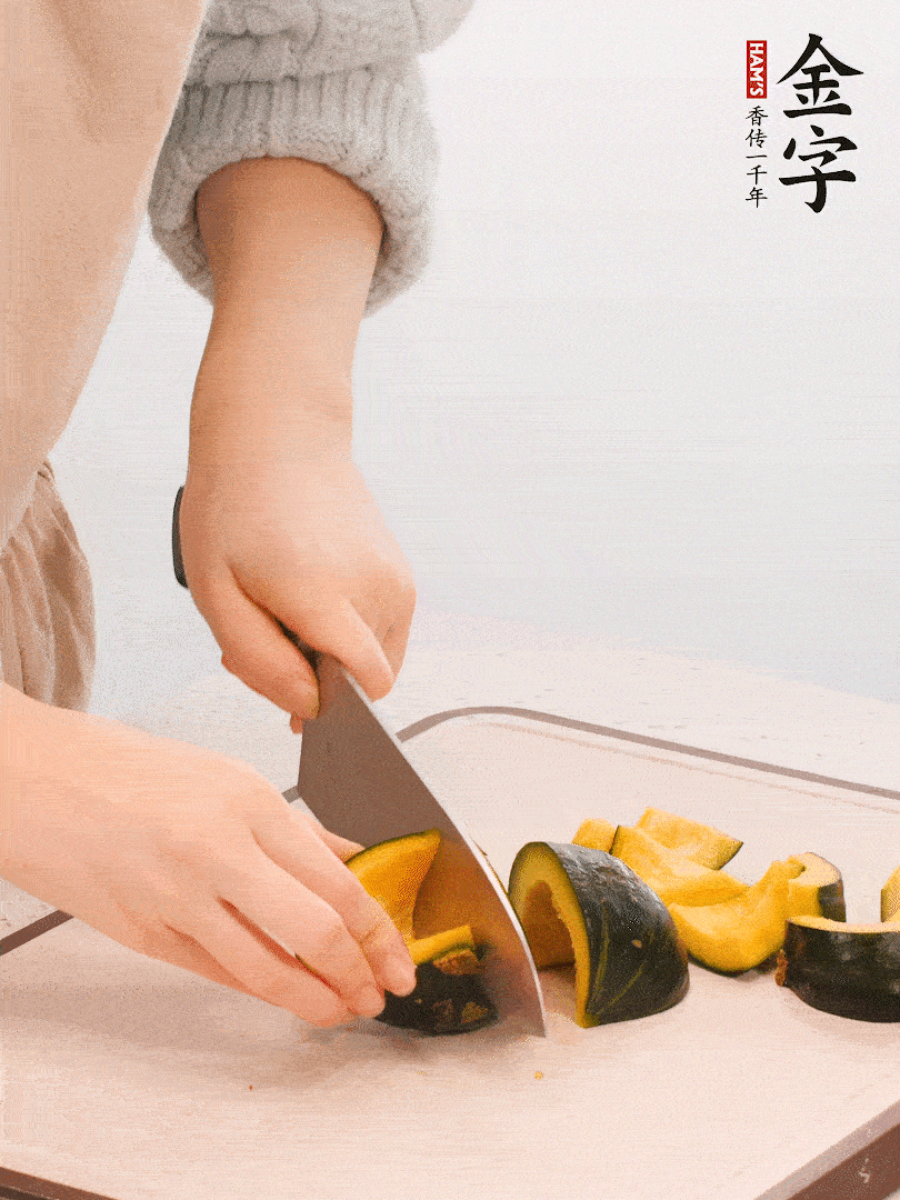貝貝南瓜切小塊，生姜切成姜絲。