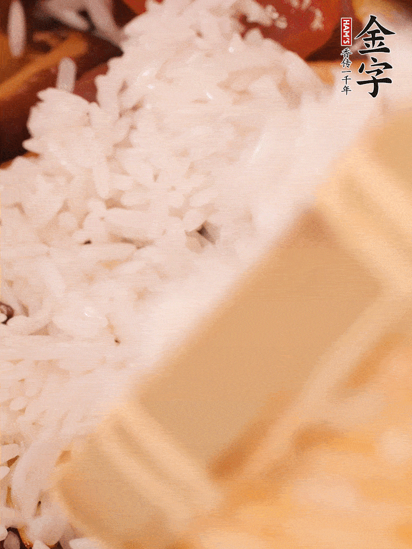 接著倒入提前浸泡的大米，加生抽、食鹽、白胡椒粉，一起翻炒均勻。