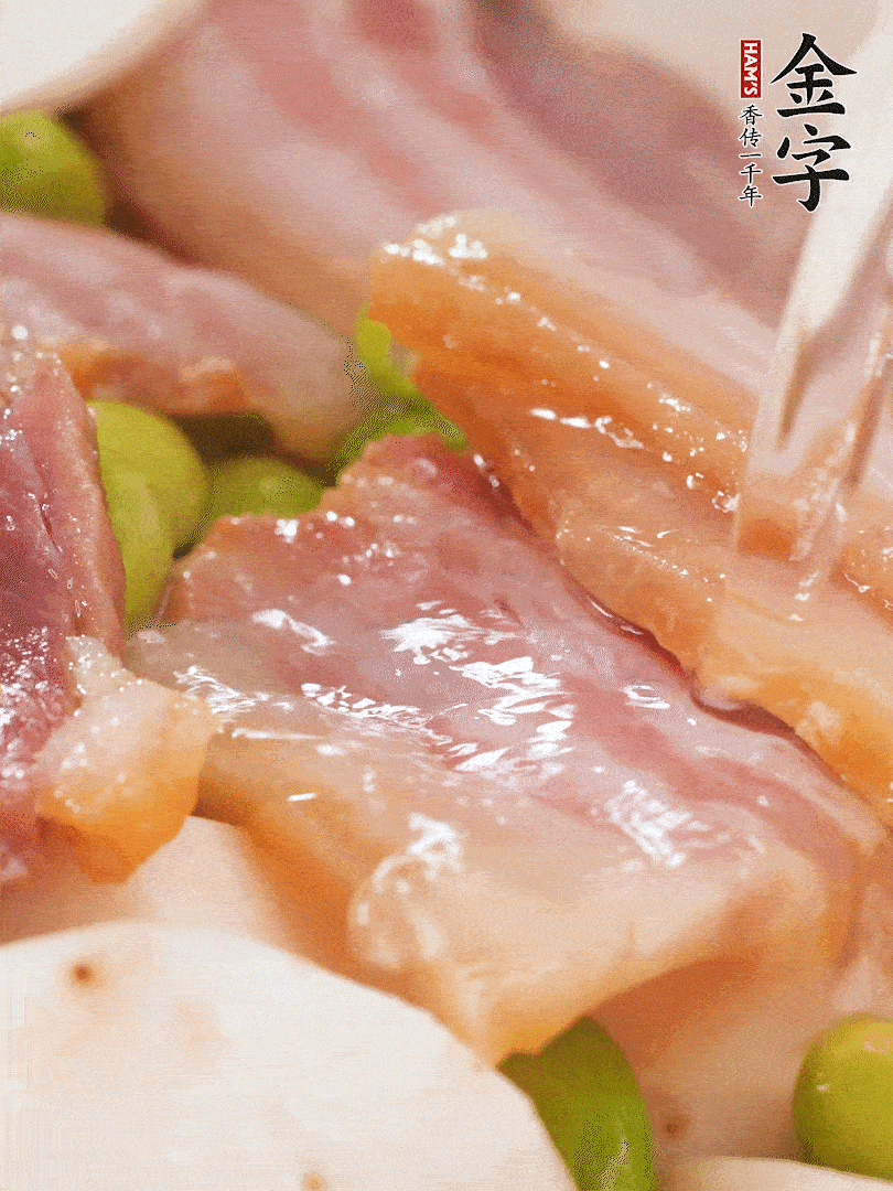 倒入芋艿、熟毛豆，翻炒均勻，加1小碗水煮開