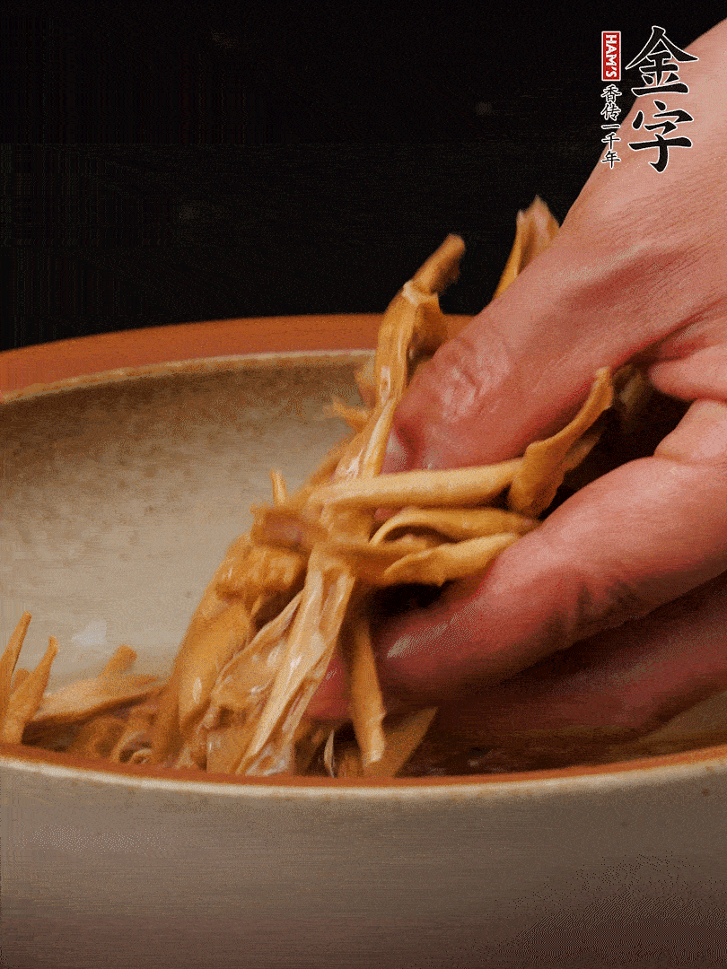 農(nóng)家土筍尖提前泡軟，用刀劃成細(xì)絲，這樣會(huì)更加入味。