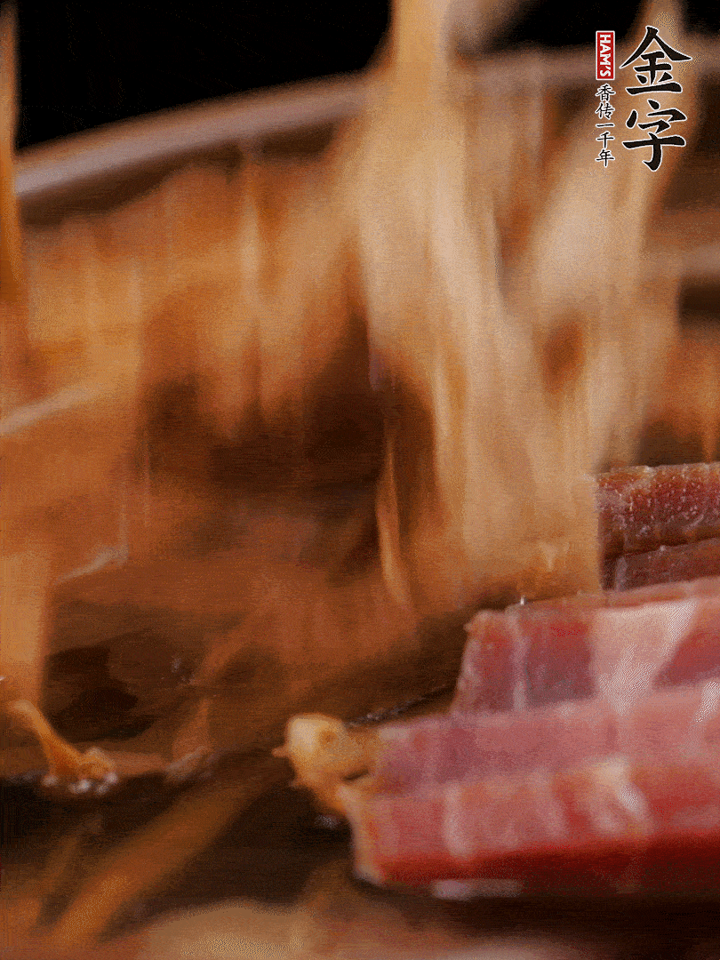 大筒骨、金字火腿、姜片、黃酒一起放入砂鍋，加筍干燉煮40分鐘。（如果家里有高壓鍋，用高壓鍋把高湯壓出來更鮮濃。）