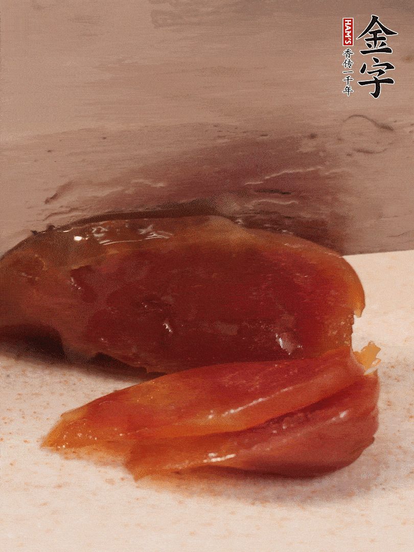 臘腸煮熟后，切薄片