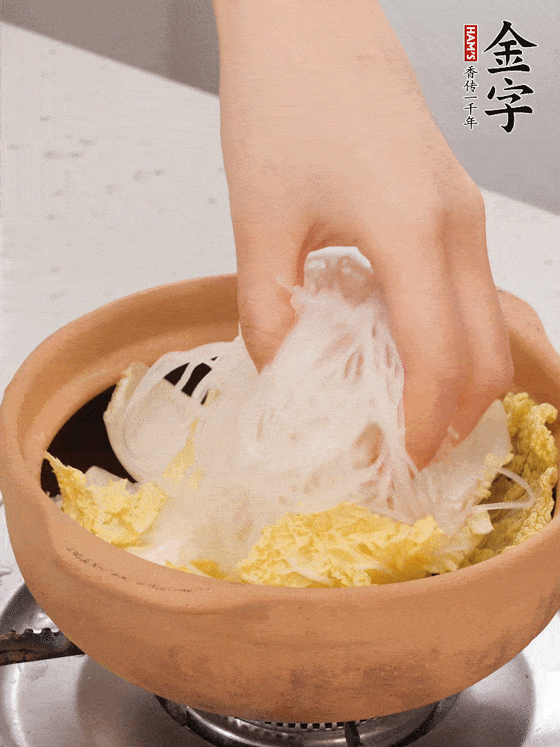 放入提前泡軟的粉絲，蓋上蒜蓉醬汁